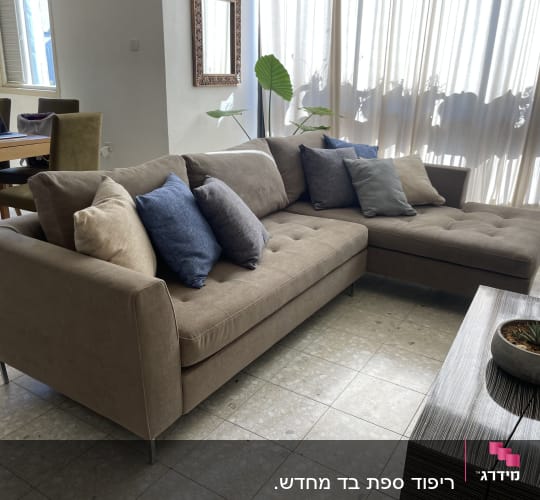 ספה חומה עם כריות בצבעים שונים